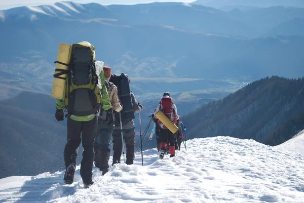 Excursionistas en una montaña de invierno —  Fotos de Stock