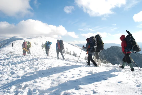 Excursionistas en una montaña de invierno — Foto de Stock