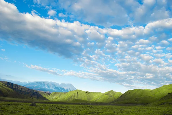 Paesaggio di prato verde, montagna, cielo blu e nuvole, Russia — Foto Stock