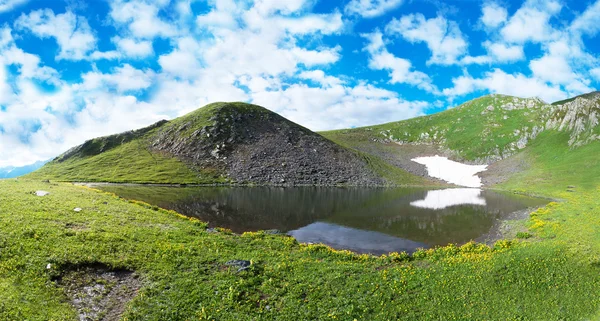 Horská krajina jezera a modré oblohy — Stock fotografie