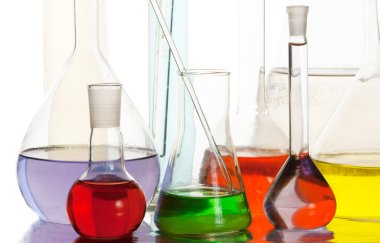 Beyaz arka plan üzerinde izole şişeler