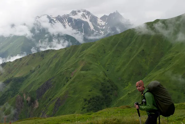 Escursionista con zaino in montagna in Georgia — Foto Stock