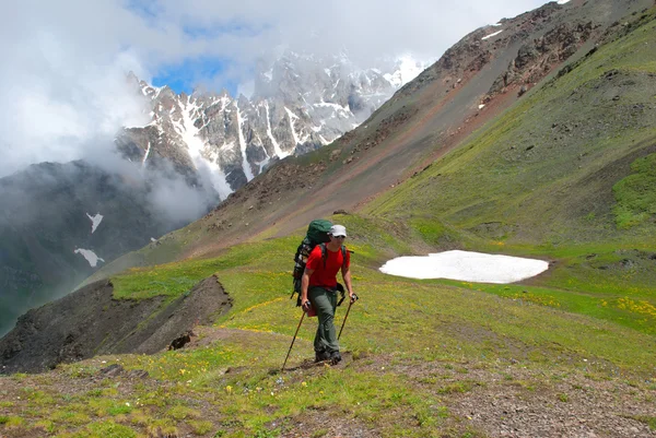 Hiker in the mountain — Stock Photo, Image