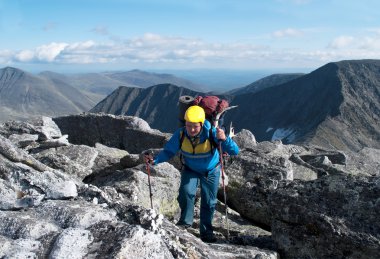 Dağlarda yürüyüş yapan