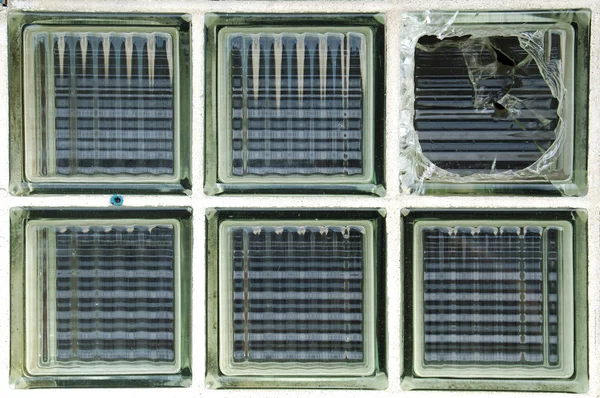 Krossat glas fönster tegel — Stockfoto