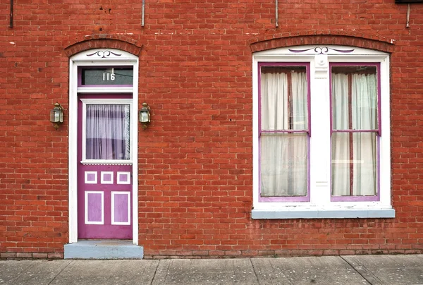 Violette Tür und rote Wand — Stockfoto