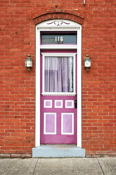 Puerta púrpura y pared roja — Foto de Stock