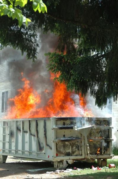 Grand incendie commercial à la poubelle — Photo