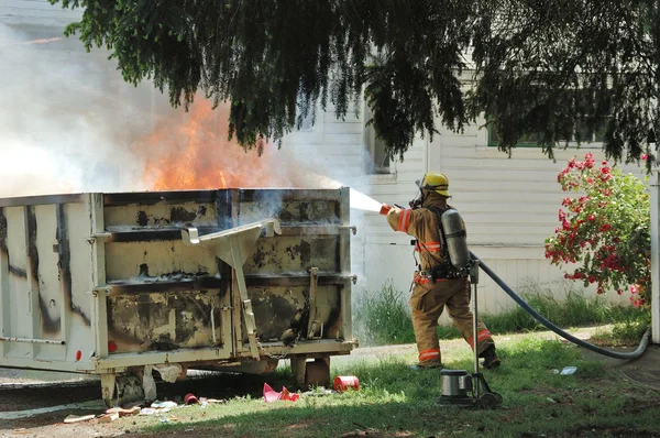 Fuego de contenedor comercial grande — Foto de Stock