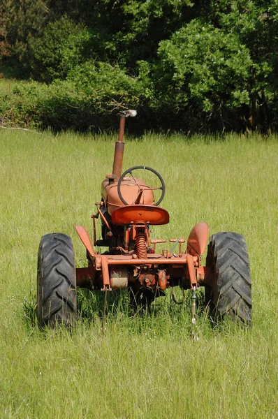 Gamla traktor i ett fält — Stockfoto