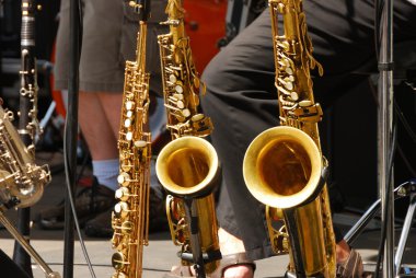 Sahne Alanı'nda saksofon