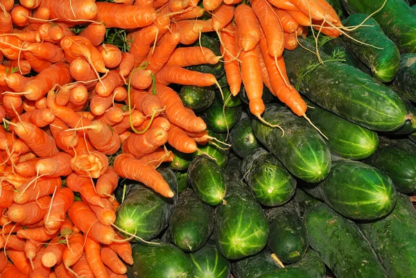 Morötter och gurkor — Stockfoto