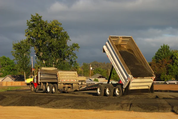 Dump en aanhangwagen — Stockfoto