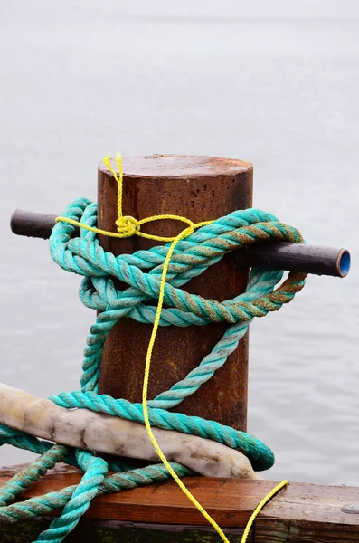 Corbata de muelle —  Fotos de Stock