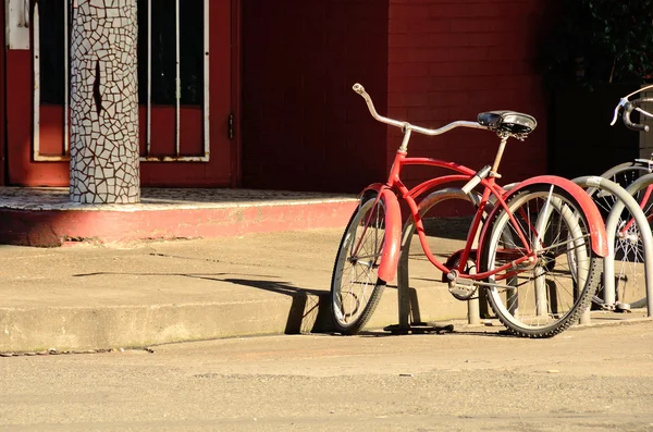 Κόκκινο ποδήλατο — Φωτογραφία Αρχείου