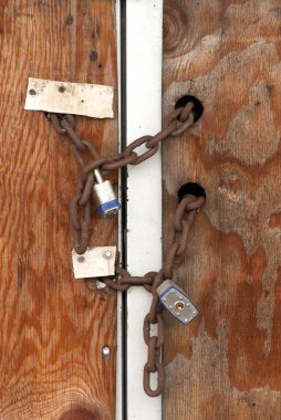 kilitli kapı
