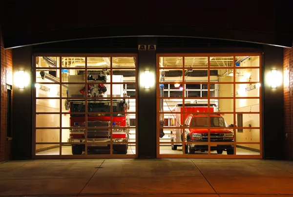 Nacht brandweerkazerne — Stockfoto