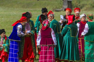 Kyiv, Ukrayna - 5 Eylül 2021: Ulusal kostümlü halk sanatçıları ücretsiz bir festivalde sahne almaya hazırlanıyorlar. Geniş bir alanda geleneksel bir açık hava fuarı. Toplu kutlamalar.