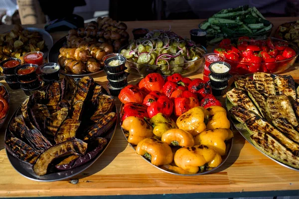 Diverse Bereide Voedingsmiddelen Liggen Dienbladen Rode Gele Paprika Aubergines Courgettes — Stockfoto