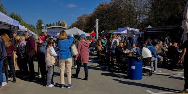 Kyiv, Ukrayna - 2 Ekim 2021: Açık serbest festival sırasında Ukrayna Peynir Ödülleri 2021 Park Meydanı insanlarla doluydu. Birçok çadırda bir grup insan farklı peynir ve yiyecekler tadıyor..