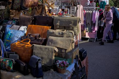 Kyiv, Ukrayna - 2 Ekim 2021: Kasaba meydanındaki geleneksel el sanatları fuarı. Uzun tezgahlarda çeşitli el sanatları sergileniyor. Ziyaretçiler eşsiz ürünlere göz atar ve onları seçer.