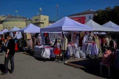 Kyiv, Ukrayna - 2 Ekim 2021: Açık Hava Geleneksel El Sanatları Fuarı. Ulusal Ukrayna giysileri. Satıcılar benzersiz el sanatları sunuyorlar.