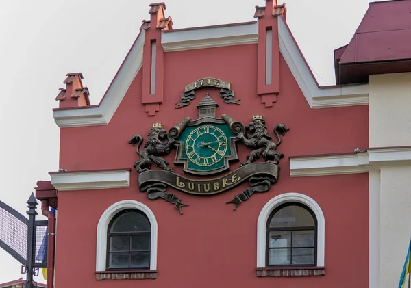 利沃夫 乌克兰 2020年10月25日 这个独特的时钟位于一座古老的工业酿酒厂建筑的碎片上 酿酒厂于1715年开始营业 旧城的街道和建筑 — 图库照片
