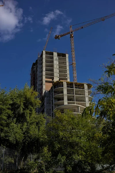 Staveniště Vysokými Jeřáby Výstavba Moderních Bytových Domů Nového Rezidenčního Komplexu — Stock fotografie