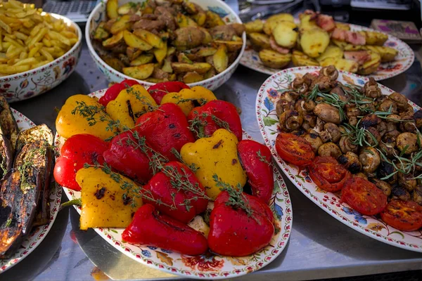 Gezonde Straat Voedsel Gaan Rode Gele Paprika Champignons Rode Tomaten — Stockfoto