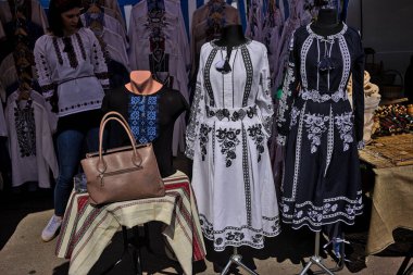 Korosten, Ukrayna - 4 Eylül 2021: bir şehir caddesinde açık hava geleneksel el sanatları fuarı. Ulusal Ukrayna giysileri. Halk sanatı fuarı sırasında milli kostüm satıcıları.