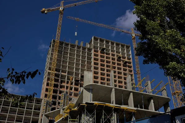 基辅乌克兰 2021年10月15日 一群高层组装者在一个建筑工地的顶层工作 建造现代化的公寓楼和新的住宅区 — 图库照片