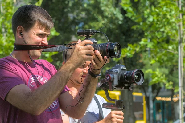基辅乌克兰 2021年8月31日 两名摄影师正在一个城市公园拍摄一个场景 专业的设备有助于制作高质量的视频而不震动 — 图库照片
