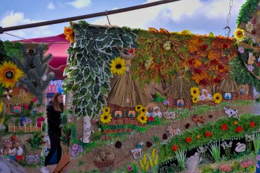 Kropivnitskiy, Ukrayna - 29 Eylül 2021: Tarım endüstrisi sergisi AgroExpo-2021. Ziyaretçiler, açık hava geleneksel zanaat fuarında eşsiz ürünler seçiyor.