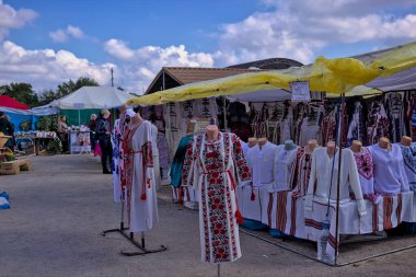 Kropivnitskiy, Ukrayna - 29 Eylül 2021: Tarım endüstrisi sergisi AgroExpo-2021. Ziyaretçiler, açık hava geleneksel zanaat fuarında eşsiz ürünler seçiyor.
