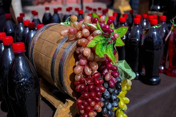 Grona Białych Różowych Ciemnych Winogron Starej Drewnianej Beczce Wina Święto — Zdjęcie stockowe
