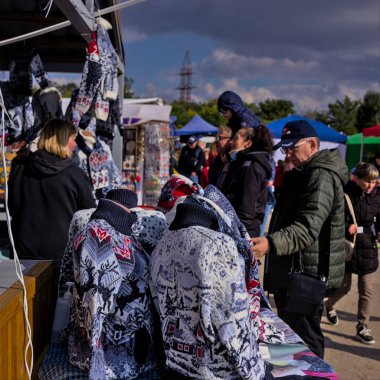 Kropyvnytskyi, Ukrayna - 29 Eylül 2021: Uluslararası tarım endüstrisi sergisi AgroExpo açık havada. Giriş bedava. Ziyaretçiler geleneksel zanaat fuarında eşsiz ürünler seçiyorlar.