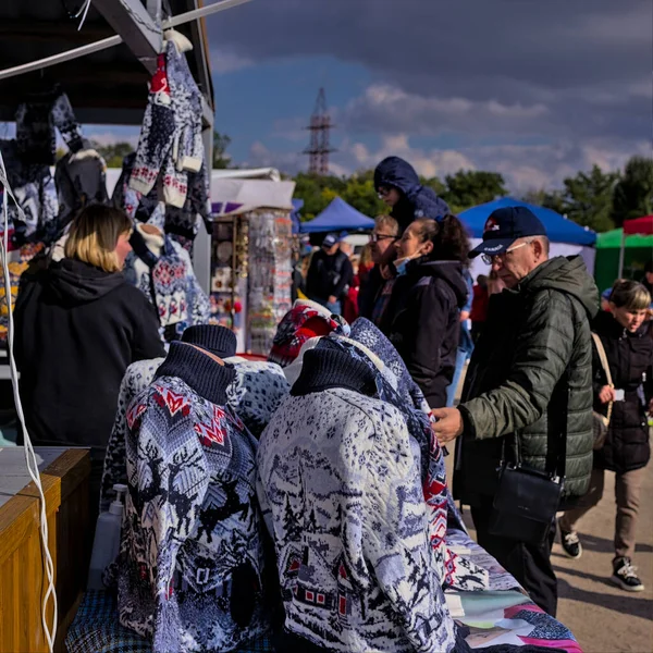 Kropyvnytskyi, Ukrayna - 29 Eylül 2021: Uluslararası tarım endüstrisi sergisi AgroExpo açık havada. Giriş bedava. Ziyaretçiler geleneksel zanaat fuarında eşsiz ürünler seçiyorlar.