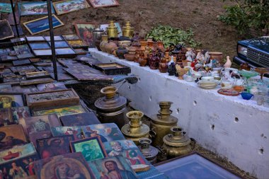 Kropyvnytskyi, Ukrayna - 29 Eylül 2021: Antik bit pazarı. Antika eşyaları satmak ve almak ve porselen koleksiyonu yapmak. Bazaar antika hatırası. Antika pazarı antika nesneler satıyor. 