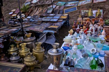 Kropyvnytskyi, Ukrayna - 29 Eylül 2021: Antik bit pazarı. Antika eşyaları satmak ve almak ve porselen koleksiyonu yapmak. Bazaar antika hatırası. Antika pazarı antika nesneler satıyor. 
