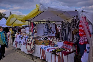 Kropyvnytskyi, Ukrayna - 29 Eylül 2021: Uluslararası tarım endüstrisi sergisi AgroExpo açık havada. Giriş bedava. Ziyaretçiler geleneksel zanaat fuarında eşsiz ürünler seçiyorlar.