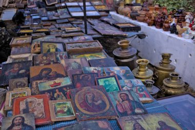 Kropyvnytskyi, Ukrayna - 29 Eylül 2021: Antik bit pazarı. Antika eşyaları satmak ve almak ve porselen koleksiyonu yapmak. Bazaar antika hatırası. Antika pazarı antika nesneler satıyor. 