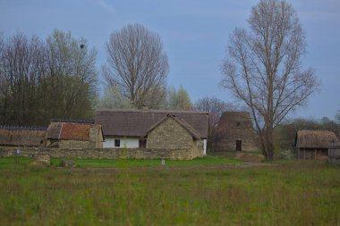 Kyiv, Ukrayna - 2 Mayıs 2021: Pyrohiv 'deki (Pirogovo) etnografik açık hava müzesinde geleneksel bir Ukrayna yerleşimi, bir ev ve bir grup eski bina. Ulusal mimari.