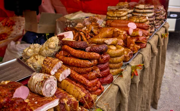 Jambon ve sosis de dahil olmak üzere çeşitli et ürünleri, bir sürü yarı bitmiş et ürünleri. Sokak yemeklerinde, etkinliklerde, festivallerde çeşitli et ürünleri sunuluyor.