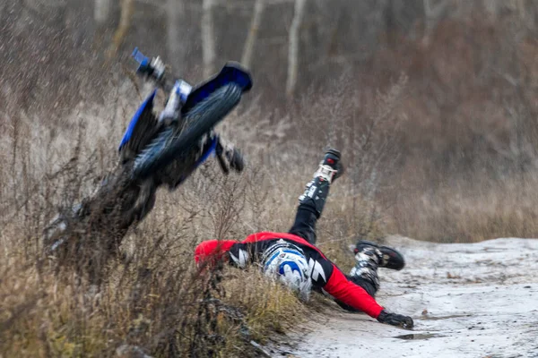 Bater Espetacular Durante Condução Uma Moto Rápido Homem Caído Numa — Fotografia de Stock