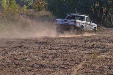 Benzersiz bir yolcu arabası tek bir kopyada yapılır. Yoğun bir toz bulutu off-road yapan bir kamyonetin arkasında yükseliyor. Kyiv. Ukrayna.