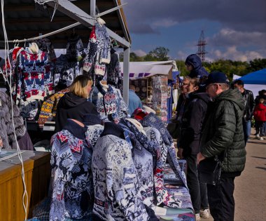 Kropyvnytskyi, Ukrayna - 29 Eylül 2021: Uluslararası tarım endüstrisi sergisi AgroExpo açık havada. Giriş bedava. Ziyaretçiler geleneksel zanaat fuarında eşsiz ürünler seçiyorlar.