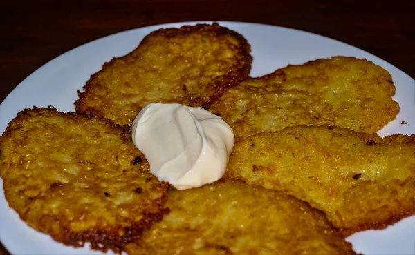 Kartoffelpuffer Auf Einem Weißen Teller Mit Saurer Sahne Vegetarisches Essen — Stockfoto