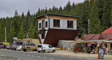 Ivano-Frankivsk Oblastı, Ukrayna - 29 Ekim 2020: Bir konut binasının dış görünüşü ve çevresinin inanılmaz tasarımının bir parçası. Polanica Köyü 'nde Ters Ev Çekimi.