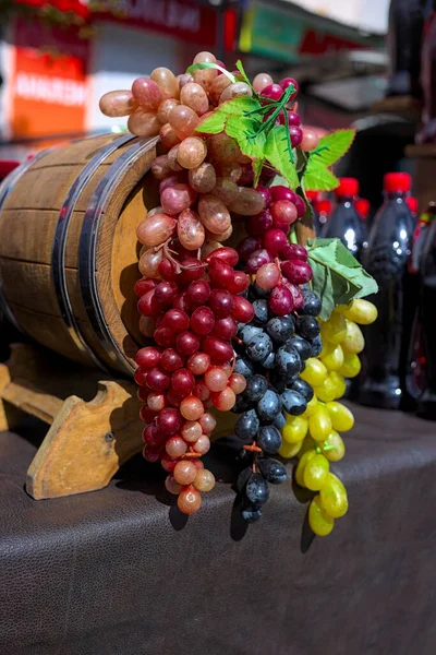 Bunches White Pink Dark Grapes Old Wooden Wine Barrel Harvest — Stock Photo, Image