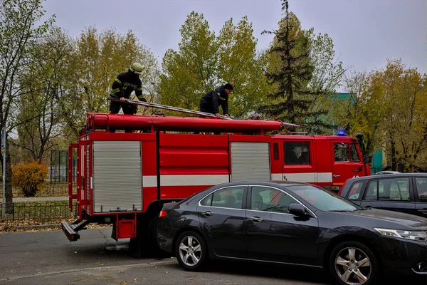 Kijev Ukrajna Október 2021 Nagy Piros Tűzoltóautó Tűzoltókkal Vészhelyzeti Létrával — Stock Fotó